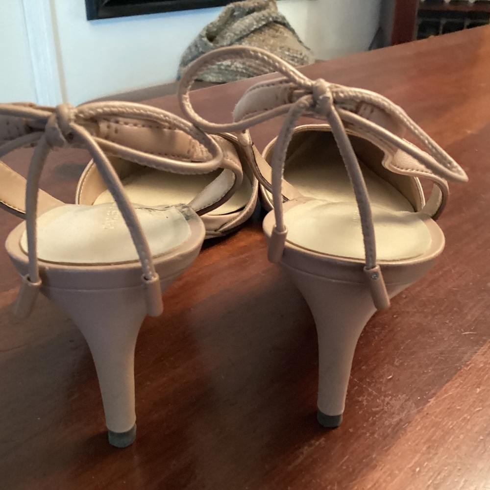 Neutral heels with bows